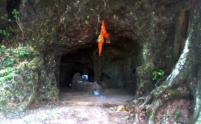 टिक्‍केवाडीच्‍या डोंगरातील गुहेत असलेले शंकराचे मंदिर