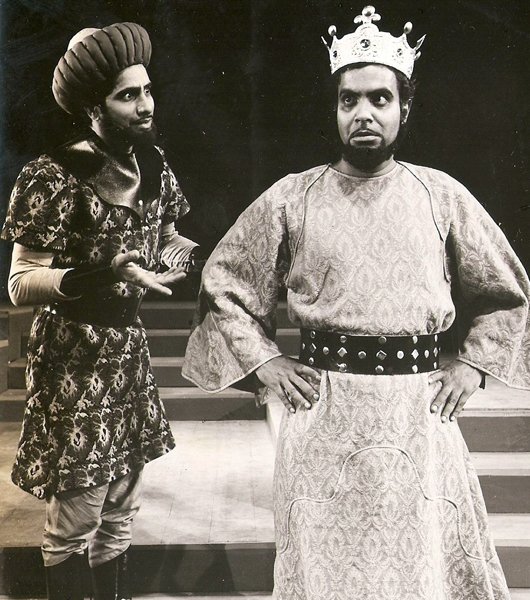 तुघलक नाटकात प्रसिद्ध अभिनेते अरुण सरनाईक (२ ऑगस्ट १९७१)