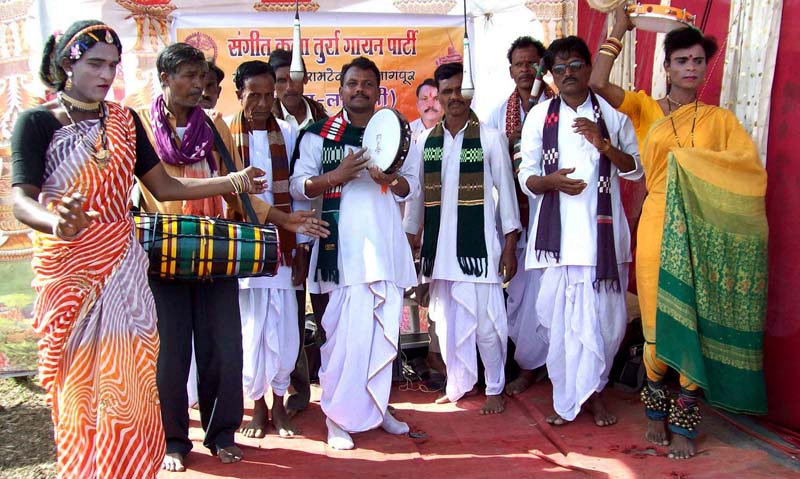 खडीगंमत सादर करणा-या कलावंतांना विदर्भात शाहीर म्हणूनच संबोधले जाते.